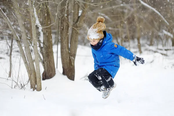 Ragazzino Che Salta Nella Neve Diverte Giocare Con Neve Fresca — Foto Stock