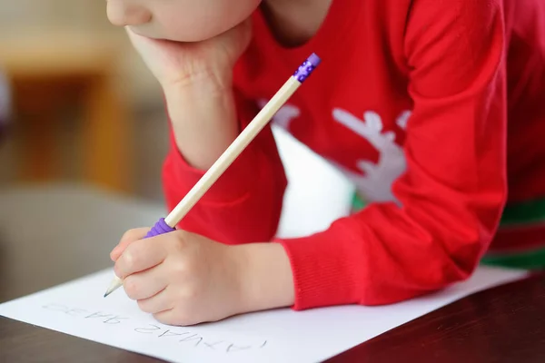 Kleine Jongen Die Brief Aan Kerstman Schrijft Kind Droomt Van — Stockfoto