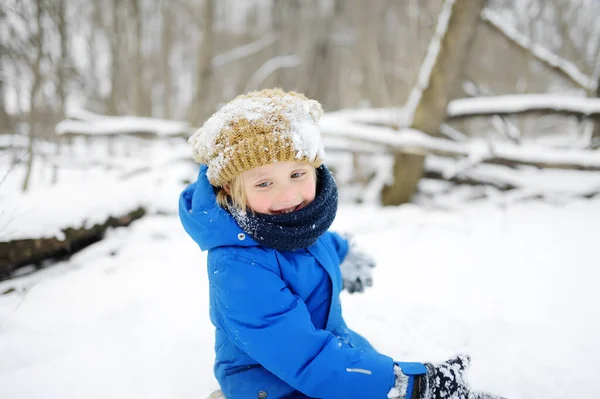 Menino Divertindo Brincando Com Neve Fresca Criança Vestida Com Roupas — Fotografia de Stock