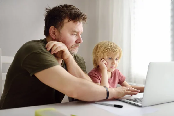 Отец Помогает Своему Школьнику Использовать Компьютерное Приложение Учебы Используя Ноутбук — стоковое фото
