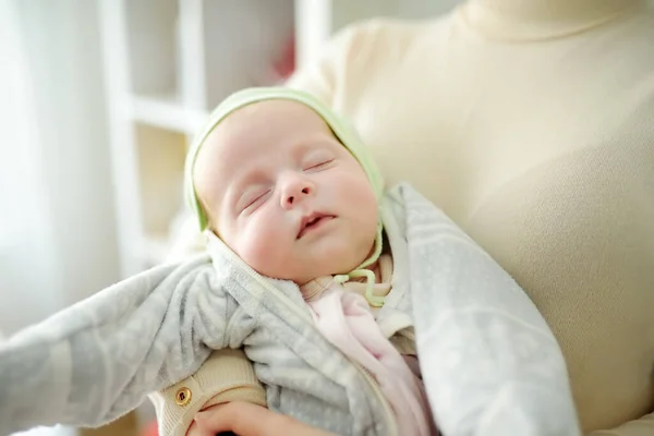 Bayi perempuan yang baru lahir dalam pelukan ibunya. Bayi perempuan yang baru lahir dalam pelukan ibunya. — Stok Foto