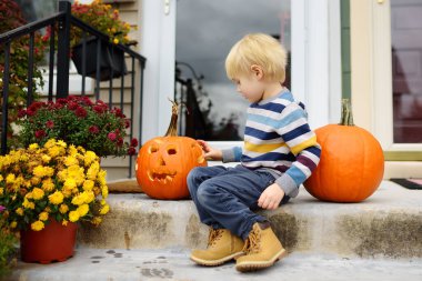Küçük çocuk evinin verandasında oturmuş geleneksel 