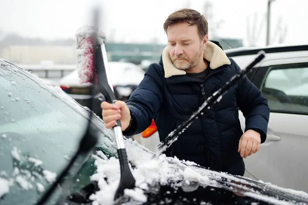 Dospělý Muž Sněžení Čistí Auto Štětcem Snowdrift Sněhové Bouři Kapotě — Stock fotografie