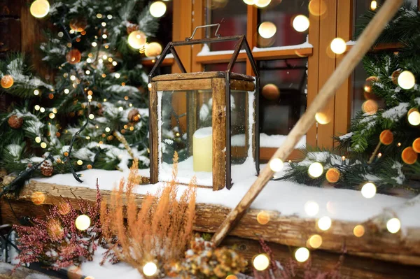 Pencerenin Yanındaki Noel Süslemeleri Çiçekli Köknar Dalları Avrupa Nın Küçük — Stok fotoğraf