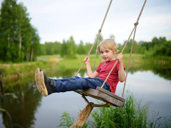 Kleine Jongen Heeft Plezier Een Schommel Hangend Aan Een Grote — Stockfoto