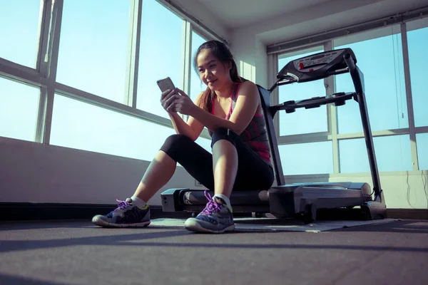 Jeune Femme Asiatique Avec Téléphone Portable Dans Salle Fitness — Photo