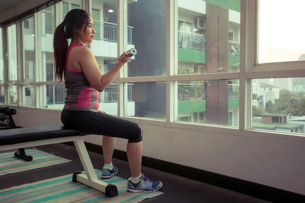 Young Asian Woman Exercising Dumbbells — Stock Photo, Image