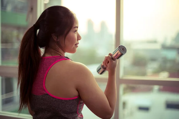 Jeune Asiatique Femme Exercice Avec Haltères — Photo