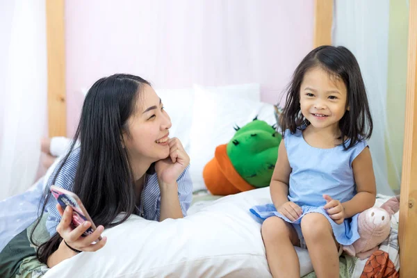 Asia Mama Córka Cieszyć Się Grając Smartfonie — Zdjęcie stockowe