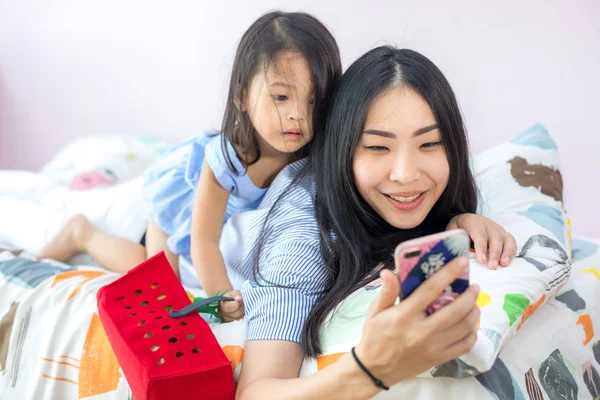 Asie Mère Fille Aiment Jouer Smartphone — Photo