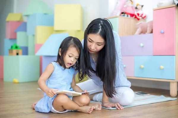 Feliz Asiático Familia Madre Hija Juntos Lectura Libro —  Fotos de Stock