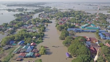 Tayland 'ın Ayutthaya Eyaleti' ndeki sel manzarası.