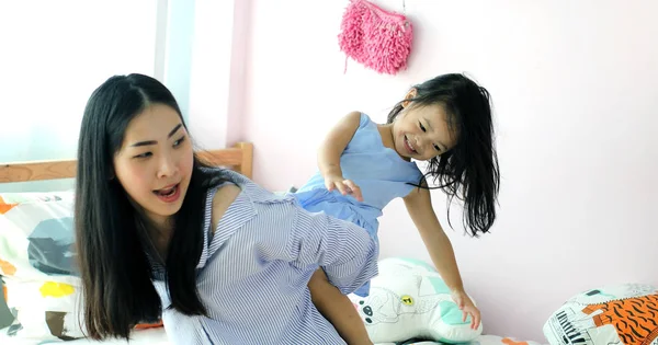 Счастливая Маленькая Азиатская Девочка Спине Своей Матери Доме — стоковое фото