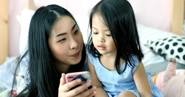 Asia Mother Daughter Enjoy Playing Smartphone — Stock Photo, Image