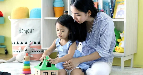 Azjatycka Matka Córka Gry Zabawki Domu — Zdjęcie stockowe
