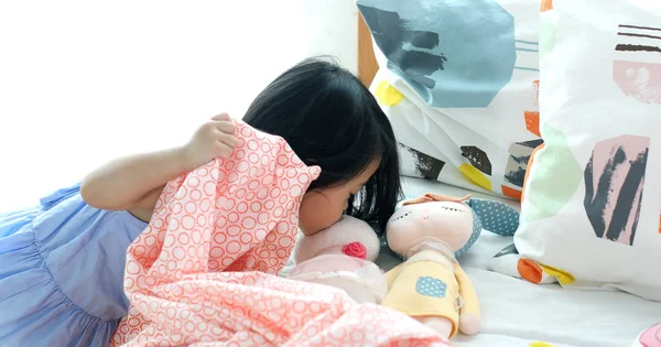 Счастливая Азиатка Играет Кукольным Домиком Дома — стоковое фото