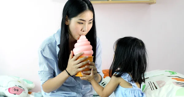 Asiática Mãe Filha Brincando Brinquedo Casa — Fotografia de Stock