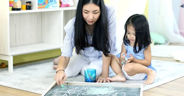 Feliz Asiático Madre Hija Juntos Pintura —  Fotos de Stock