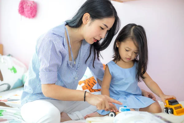 Feliz Asiático Familia Madre Hija Juntos Lectura Libro —  Fotos de Stock