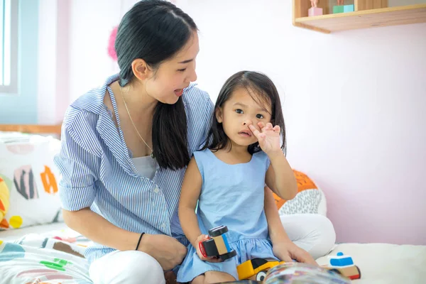 Asiática Mãe Filha Brincando Brinquedo Casa — Fotografia de Stock