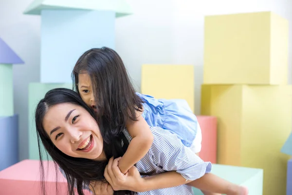 Feliz Menina Asiática Parte Trás Sua Mãe Casa — Fotografia de Stock