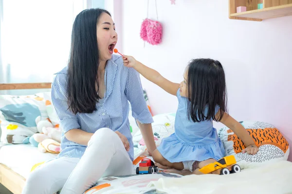 Mulher Feliz Com Menina Comendo Doce Juntos — Fotografia de Stock