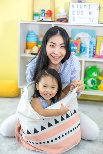 Asiática Mãe Filha Brincando Brinquedo Casa — Fotografia de Stock