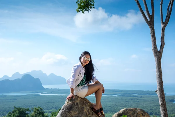 Mujer Joven Sentada Cima Una Montaña Bahía Phang Nga Desde — Foto de Stock