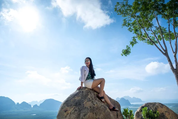 Mujer Joven Sentada Cima Una Montaña Bahía Phang Nga Desde —  Fotos de Stock
