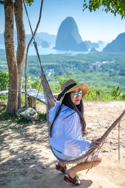 Jovem Mulher Sentada Topo Montanha Phang Nga Bay Samed Nang — Fotografia de Stock