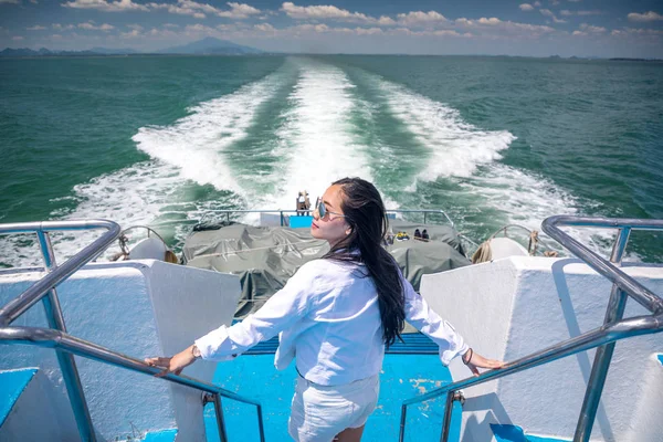 Menina Asiática Barco Velocidade Krabi Tailândia — Fotografia de Stock