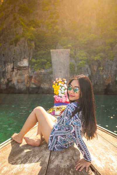 Mladá Asijská Žena Relaxovat Lodi Dlouhý Ocas Maya Bay Ostrov — Stock fotografie