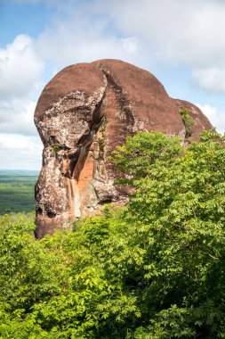 dağ yeşil çim ve bulutlu gökyüzü mavi