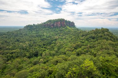 dağ yeşil çim ve bulutlu gökyüzü mavi
