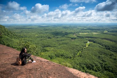 Phu Sing, Hin Sam Wan, Buengkan, Tayland, Thailand, dağın tepesinde oturan genç kadın