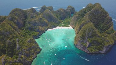 Tropikal turkuaz su Maya Körfezi ve kireçtaşı kayalıkları, Phi Phi adaları, Tayland