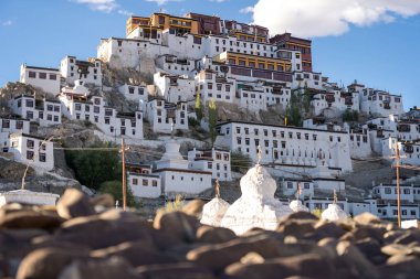 Leh, Ladakh, Hindistan 'da mavi gökyüzü olan Thiksey manastırı..