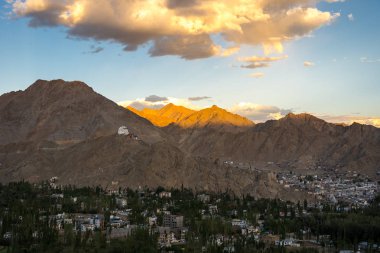 Leh, Ladakh, Hindistan Leh şehrin havadan görünümü.