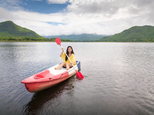 Mulher Caiaque Lago Montanha Tailândia — Fotografia de Stock