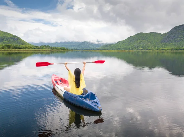 Mulher Caiaque Lago Montanha Tailândia — Fotografia de Stock