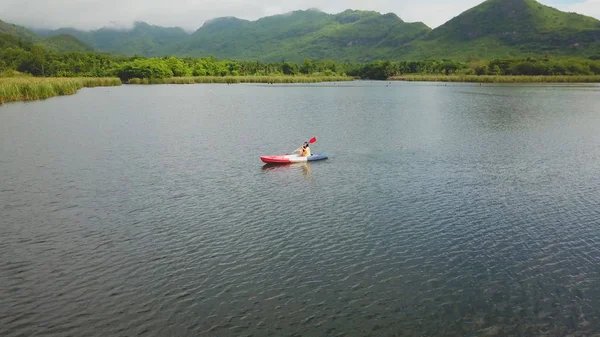 Kvinna Kajakpaddling Sjö Och Berg Thailand — Stockfoto