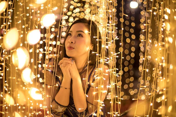 Retrato Mujer Asiática Solitaria Aire Libre Noche —  Fotos de Stock