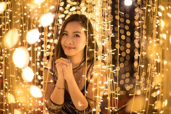 Retrato Mujer Asiática Solitaria Aire Libre Noche —  Fotos de Stock