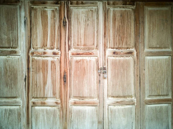 家の壁に古い木製のドア — ストック写真