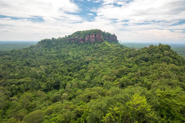 Montanha Por Grama Verde Céu Azul Nublado — Fotografia de Stock