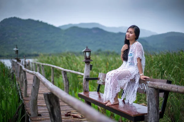 Mujer Sentada Muelle Viendo Una Puesta Sol Impresionante — Foto de Stock