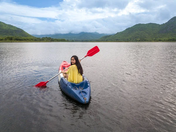 Mulher Caiaque Lago Montanha Tailândia — Fotografia de Stock