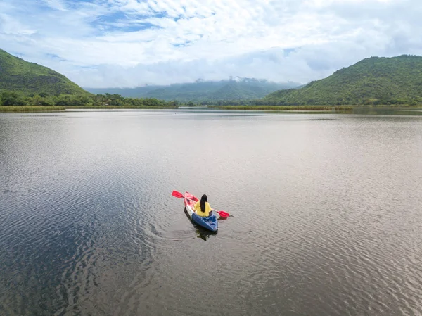 Mulher Caiaque Lago Montanha Tailândia — Fotografia de Stock