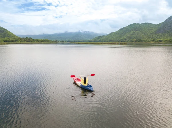 Жінка Каякінгом Озеро Гори Таїланді — стокове фото