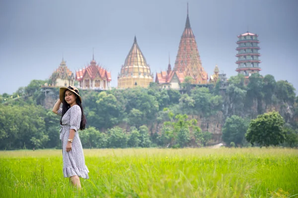 Mujer Asiática Pie Campo Wat Tham Sua —  Fotos de Stock